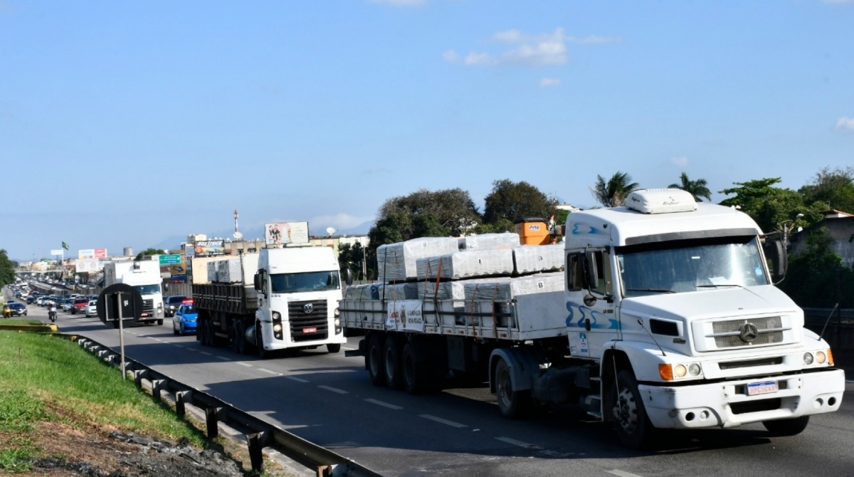 Caminhão chega ao bairro trazendo telhas para moradores