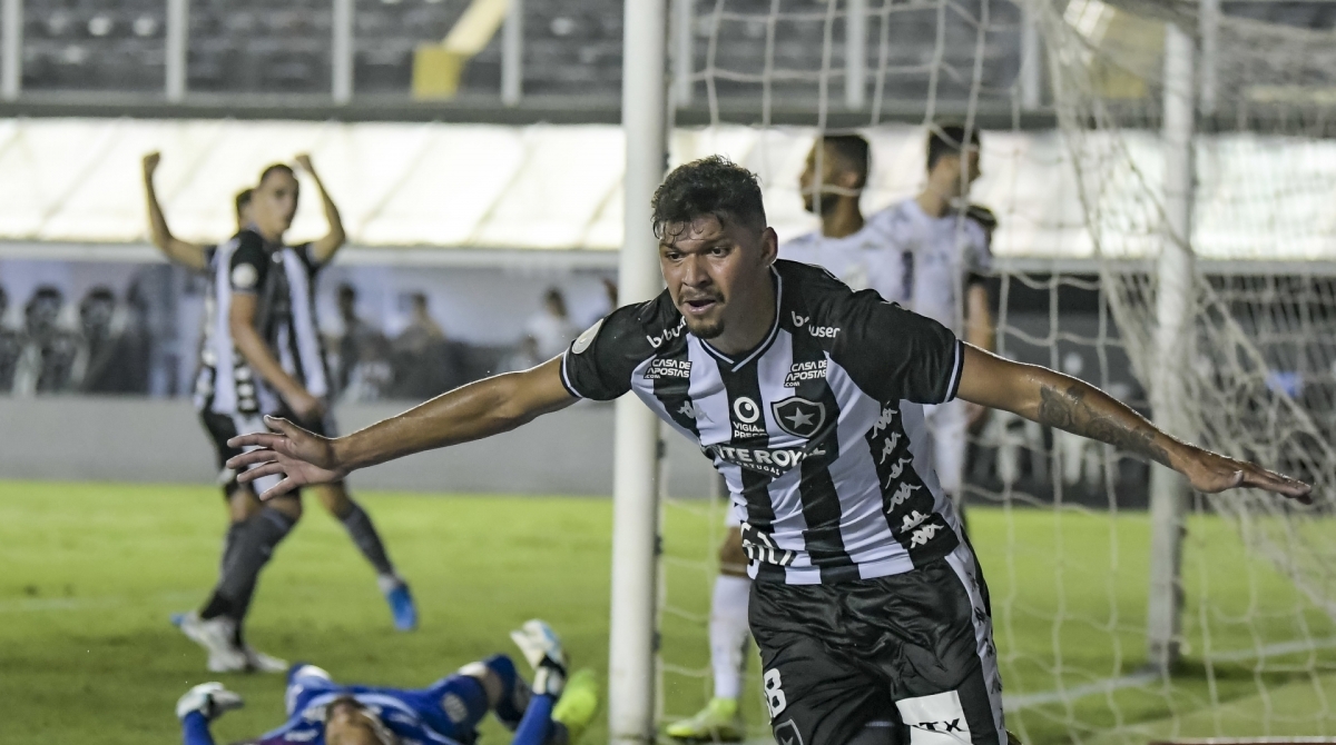 Igor Cássio comemora o seu gol para o Botafogo, que, no entanto, teve pouco para festejar na goleada sofrida para o Santos na Vila Belmiro  - RICHARD CALLIS/FOTOARENA/ESTADÃO CONTEÚDO