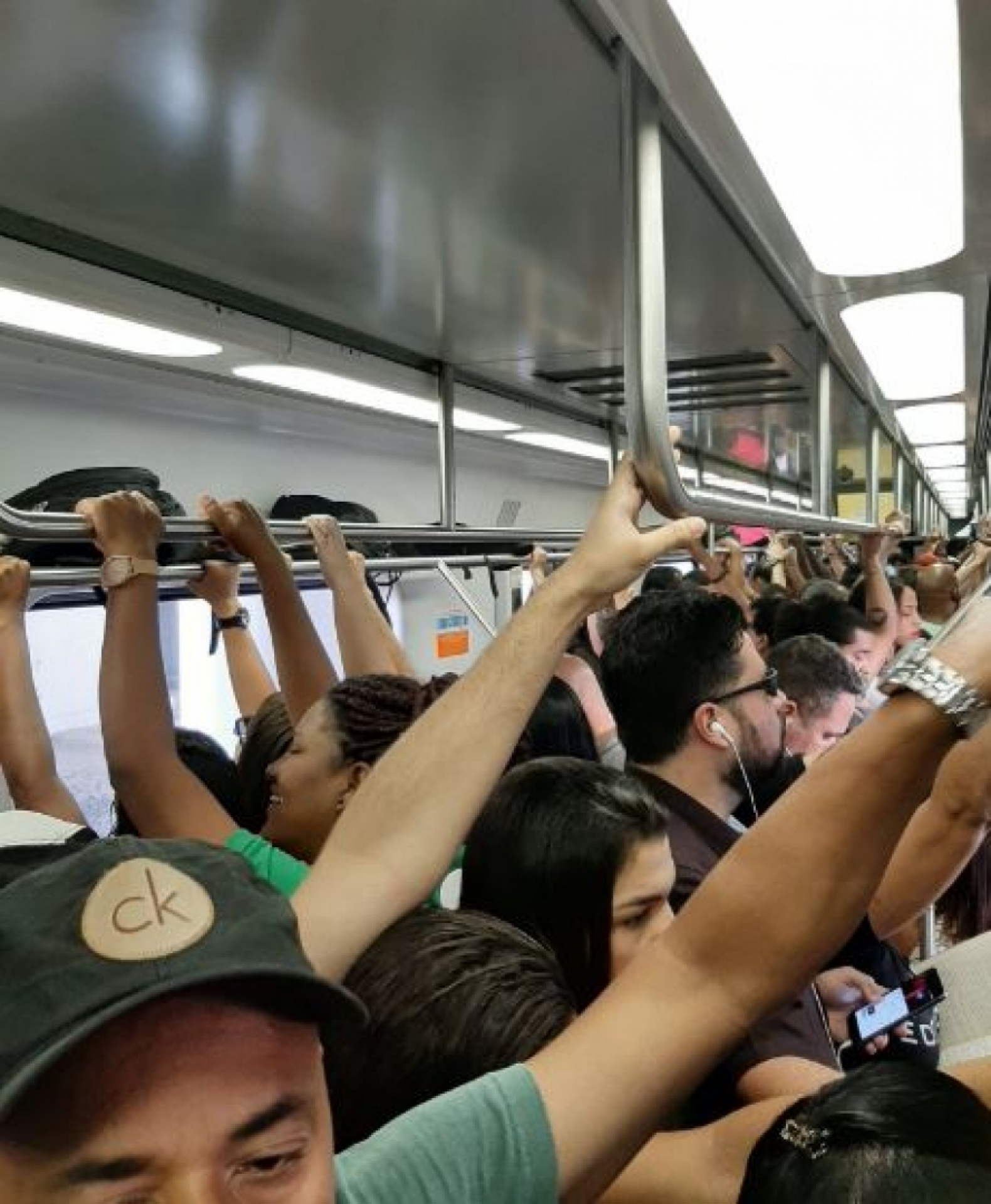 Furto de cabos causa atrasos na SuperVia e deixa trens lotados