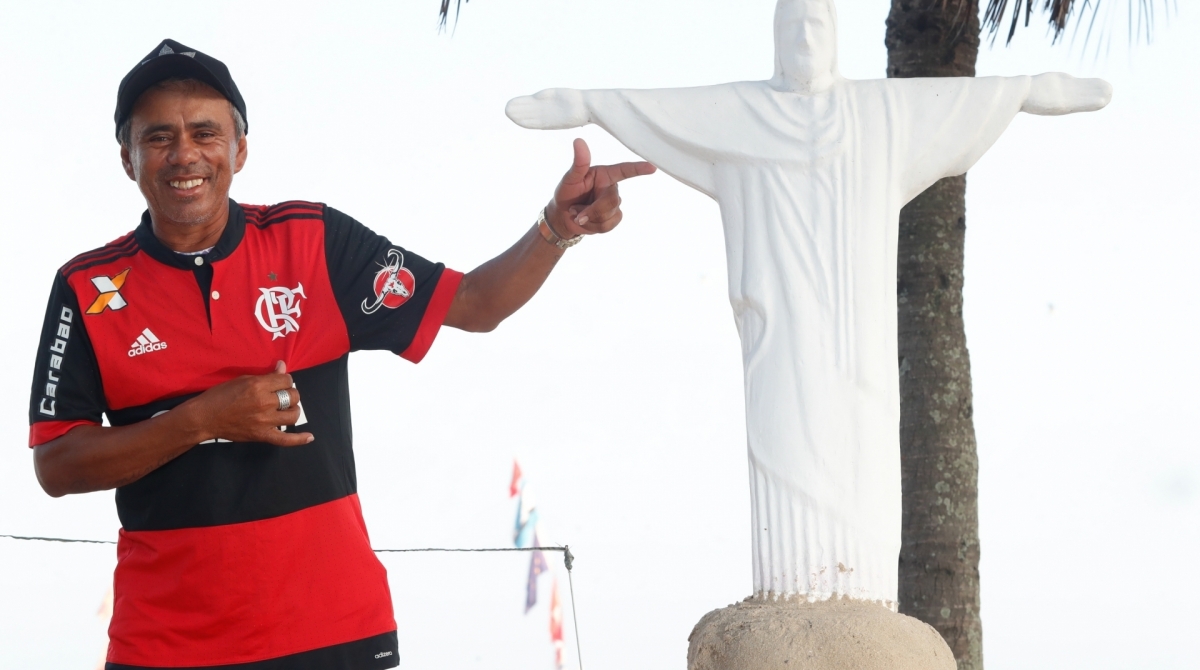 Rio, 04/11/2019, Pauta para o Ataque sobre uma estatua para Jorge Jesus, na foto o ambulante Raimundo, Foto de Gilvan de Souza / Agencia O Dia