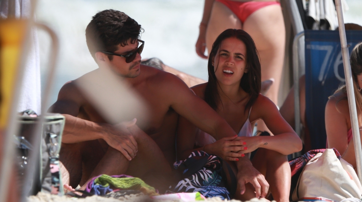 Pérola Faria namora muito na praia