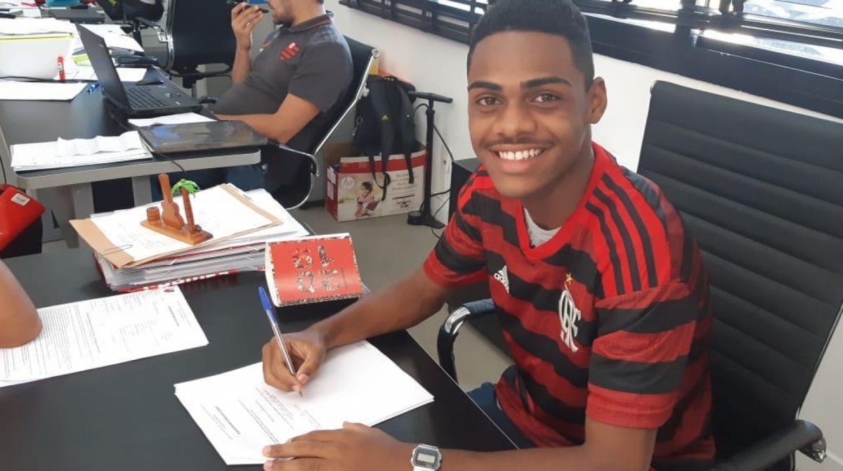 Andrew assinou contrato com o Flamengo nesta segunda-feira - Arquivo Pessoal