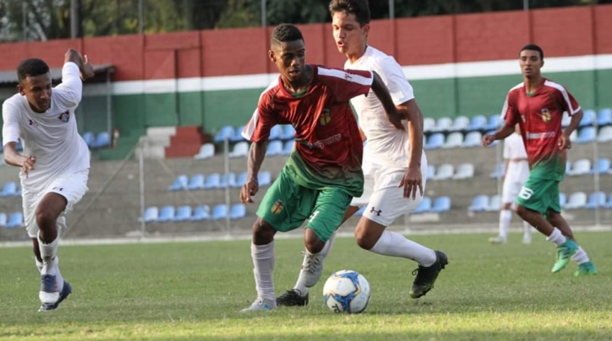 Andrew em ação com a camisa do Santa Cruz, time da Zona Oeste do Rio de Janeiro