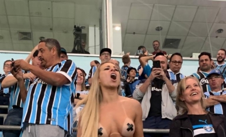 Bombou na semana! Torcedora do Grêmio faz topless durante jogo e bomba na Web; fotos!