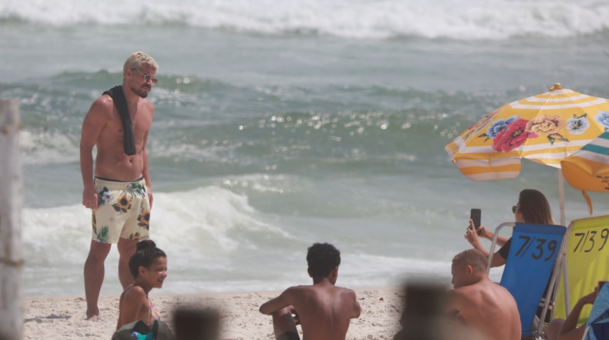 Thiago Martins vai à praia com nova namorada