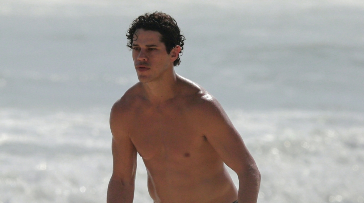 Solteiro, José Loreto curte praia de sunga preta