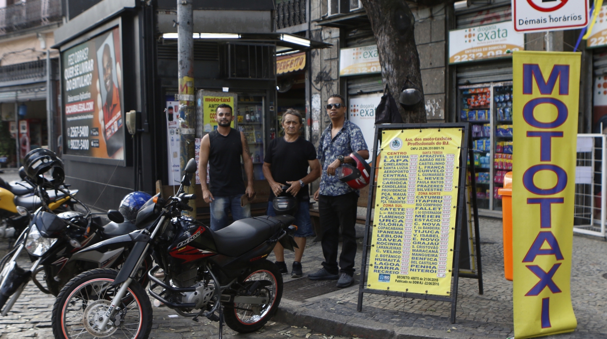 Mototaxistas e passageiros comemoraram a regulamentação - Reginaldo Pimenta