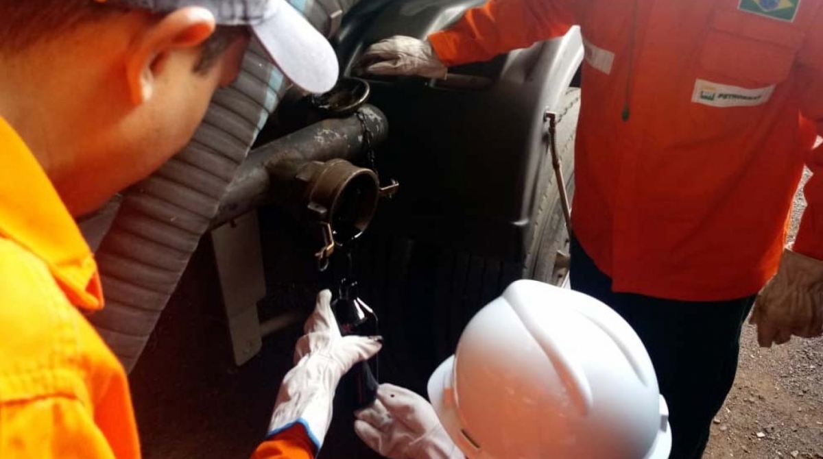 Técnicos coletando amostras de petróleo no Paraná