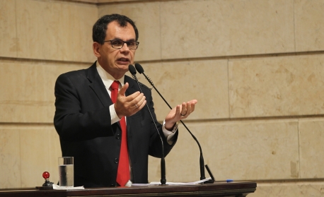 Deputado eleito convida suplente para já começar transição na Cinelândia