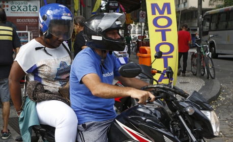 Tarcísio sanciona lei que autoriza prefeituras a decidirem sobre veto ou liberação de mototáxi