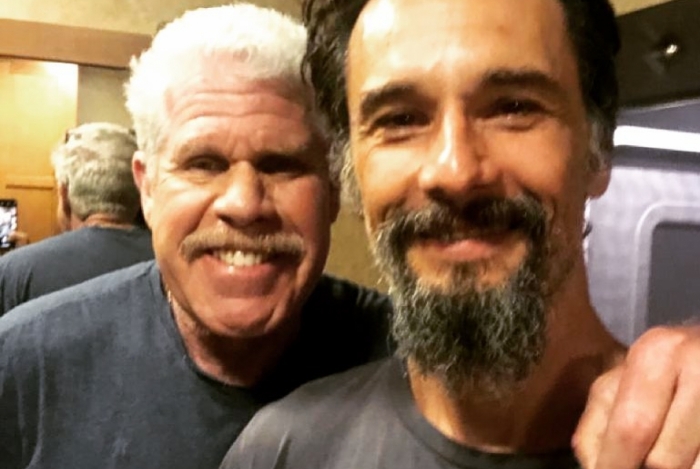 Rodrigo Santoro aparece barbudo nos bastidores de s&eacute;rie americana ao lado de Ron Perlman