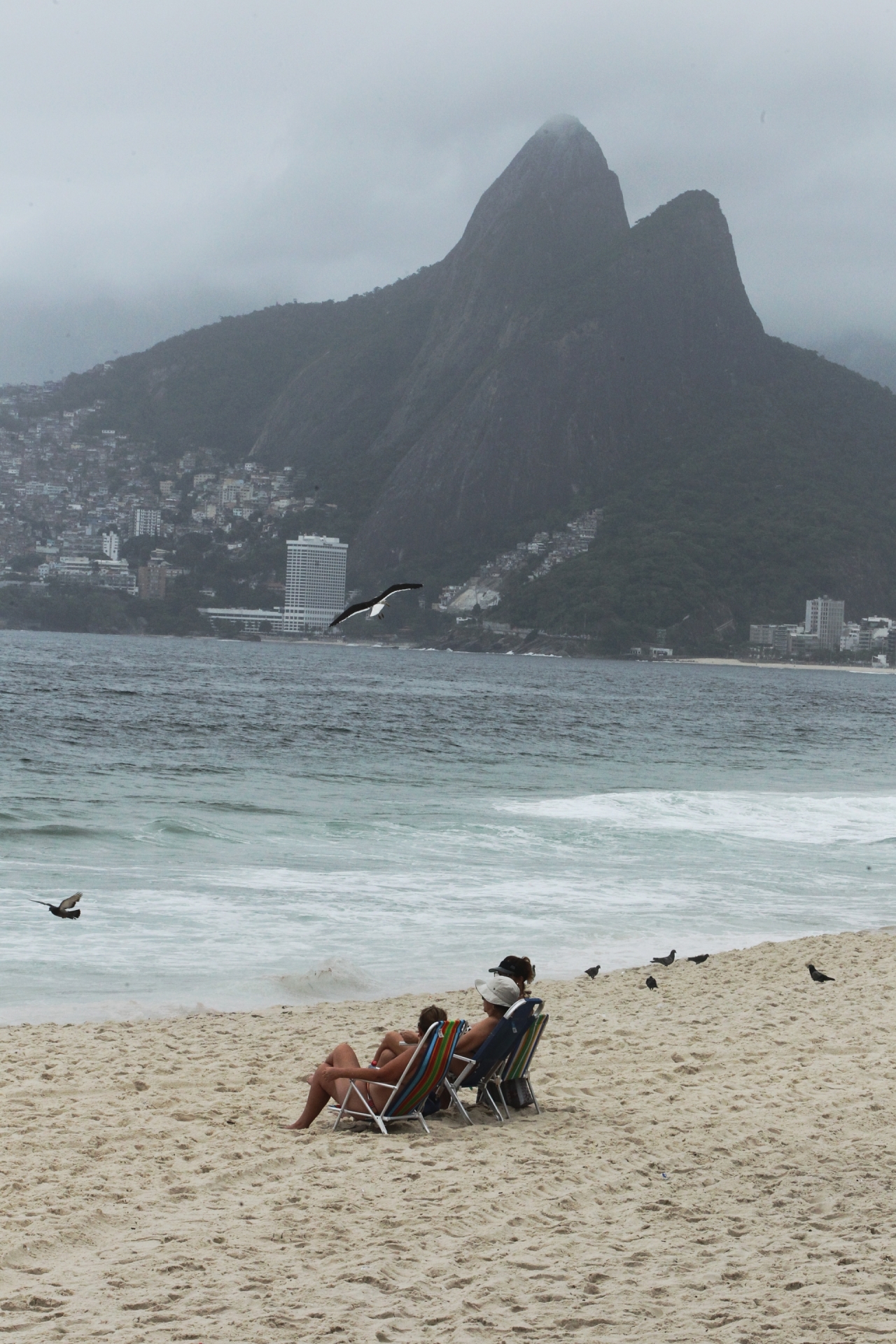 Tempo fechado e abafado em Ipanema, Zona Sul do Rio.