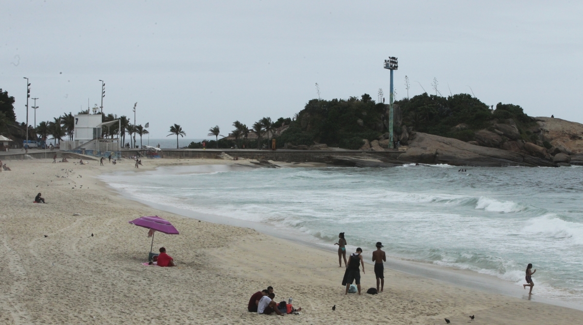 Tempo fechado e abafado em Ipanema, Zona Sul do Rio.