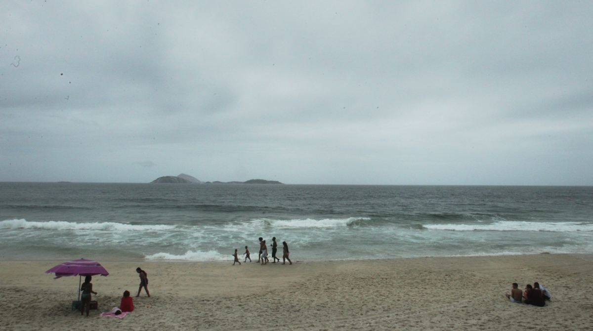 Tempo fechado e abafado em Ipanema, Zona Sul do Rio.