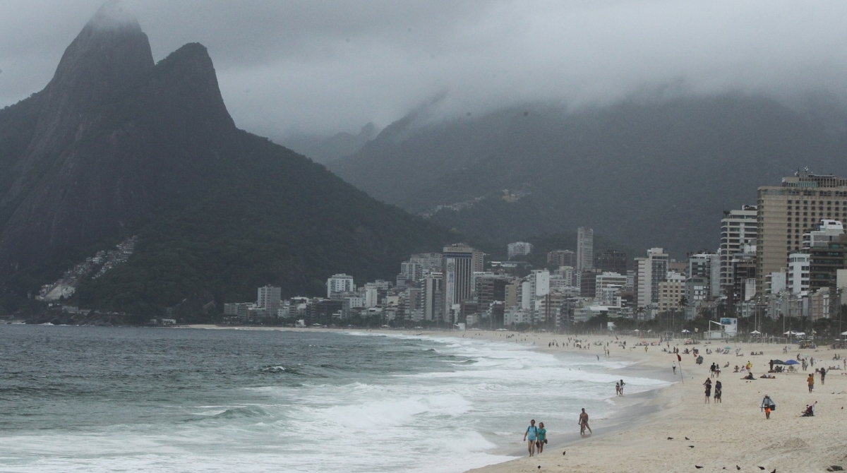 Tempo fechado e abafado em Ipanema, Zona Sul do Rio.