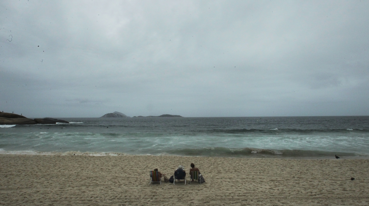 Tempo fechado e abafado em Ipanema, Zona Sul do Rio.