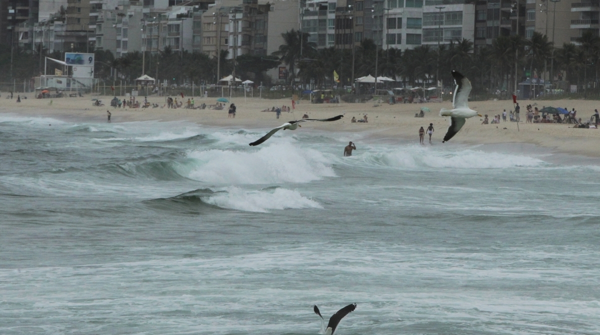 Tempo fechado e abafado em Ipanema, Zona Sul do Rio.