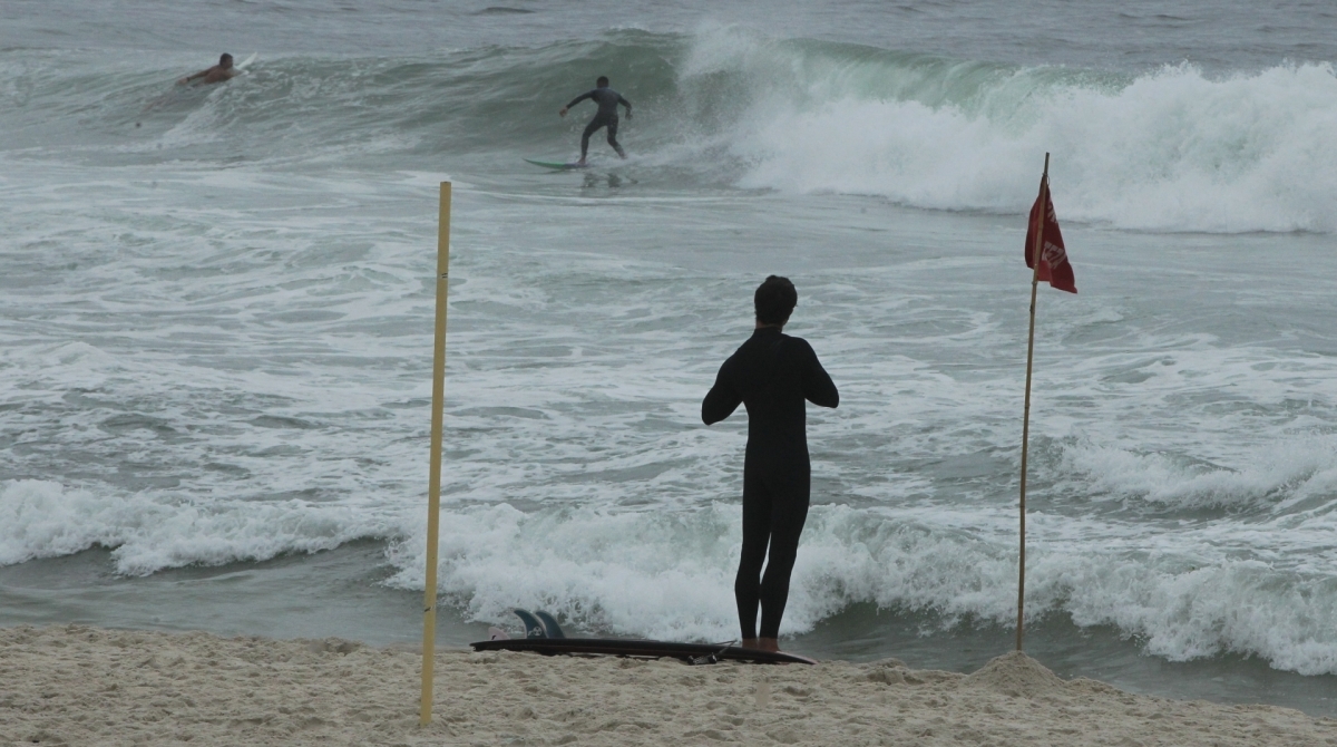Tempo fechado e abafado em Ipanema, Zona Sul do Rio.