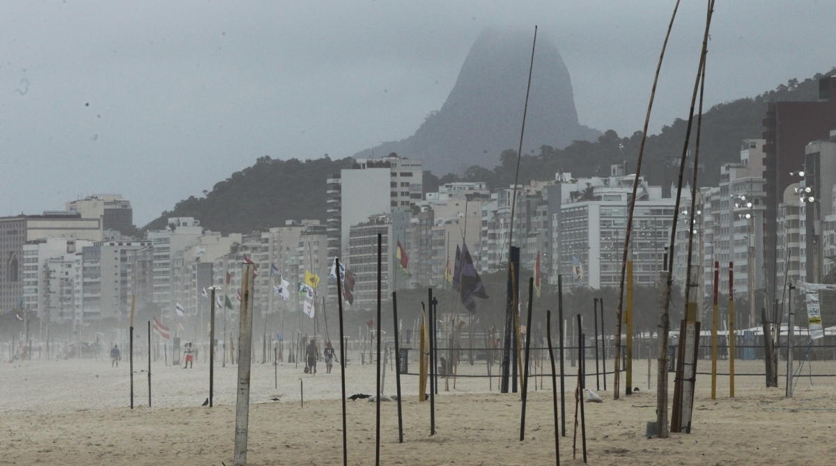 Tempo fechado e abafado em Ipanema, Zona Sul do Rio.