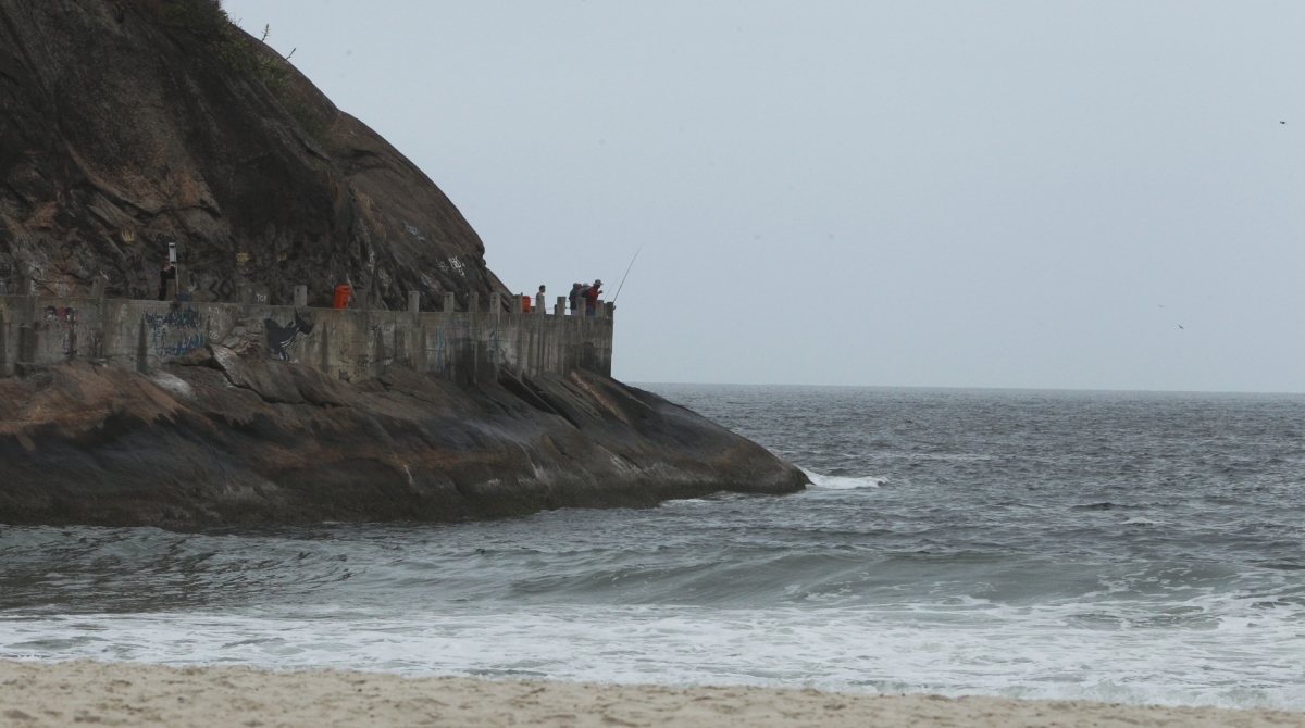 Tempo fechado e abafado em Ipanema, Zona Sul do Rio.