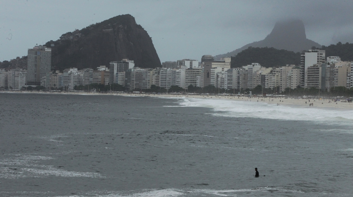Tempo fechado e abafado em Ipanema, Zona Sul do Rio.