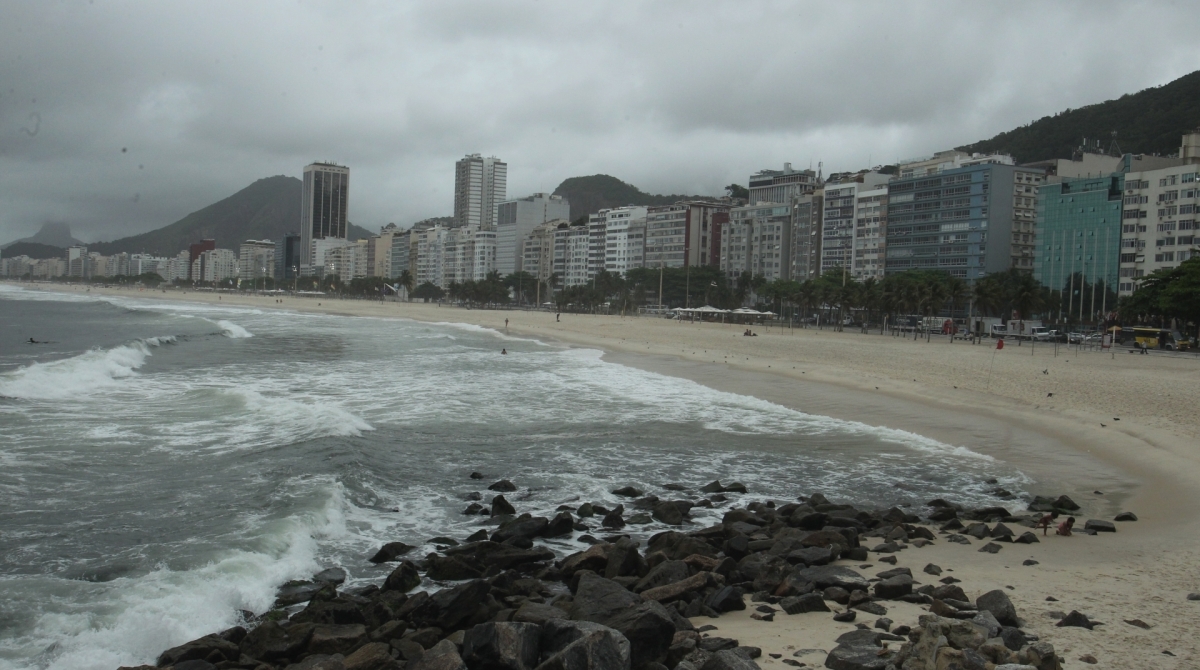 Tempo fechado e abafado em Ipanema, Zona Sul do Rio.