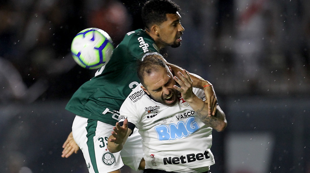 Bruno César leva a pior na briga pela bola com Matheus Fernandes: jogo teve atuação polêmica da arbitragem - Luciano Belford