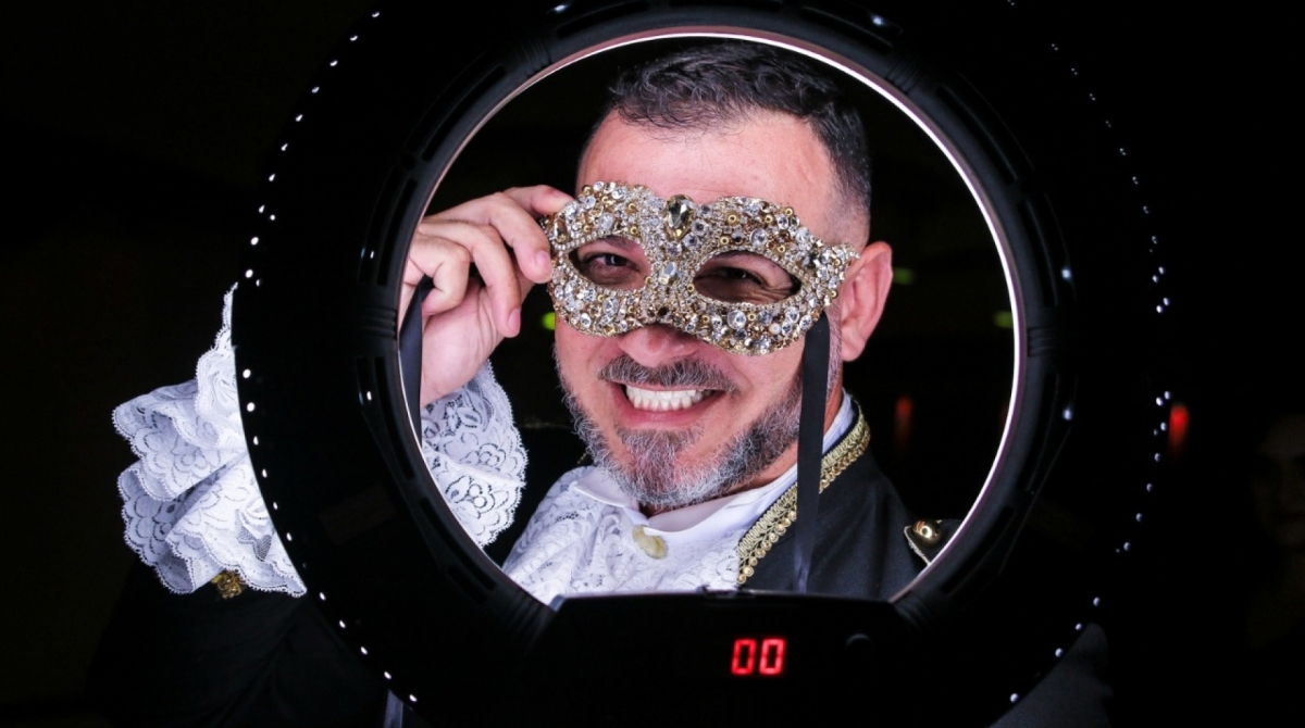 Ex-BBB Vava comemora 43 anos