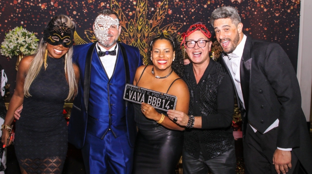 Ex-BBB Vava comemora 43 anos