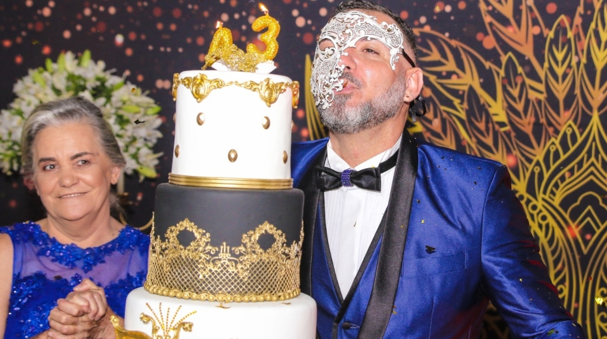 Ex-BBB Vava comemora 43 anos - Divulgação