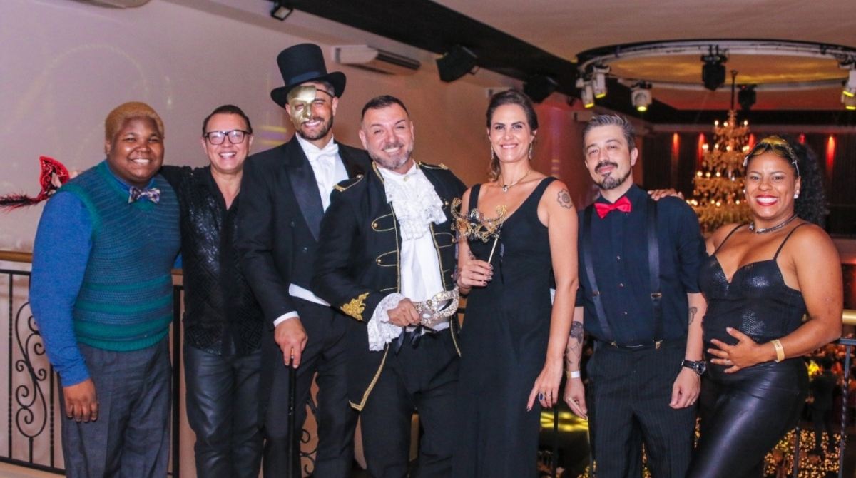 Ex-BBB Vava comemora 43 anos