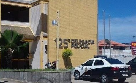 Homem é baleado após ter casa invadida por criminosos na Região dos Lagos