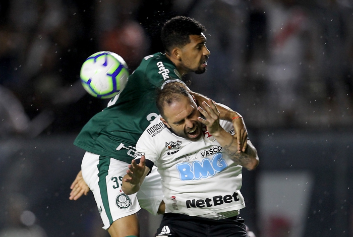 Bruno César leva a pior na briga pela bola com Matheus Fernandes: jogo teve atuação polêmica da arbitragem