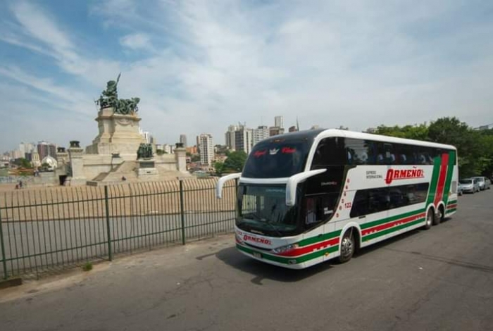 Ônibus da Expresso Internacional Ormeño, que faz a linha Rio-Lima
