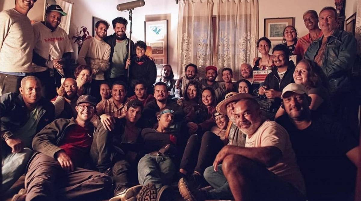 Johnny Massaro entre o elenco e a equipe de produção do filme \'Os Primeiros Soldados\'