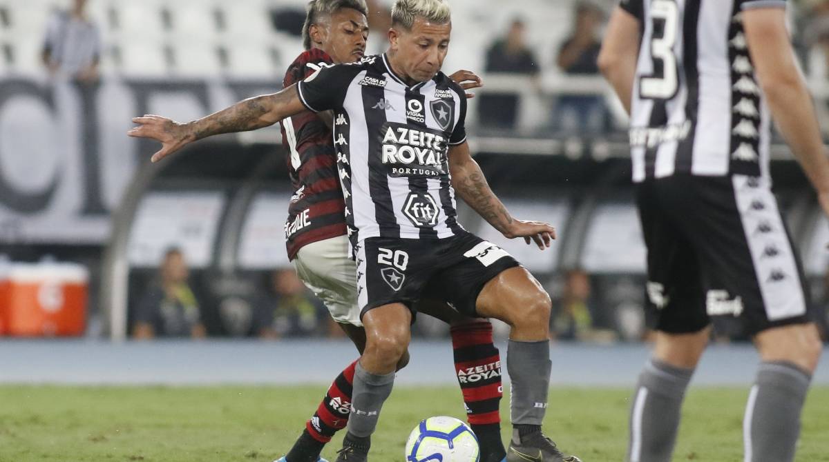 Leo Valencia se antecipa a Bruno Henrique: dedicação para conter o ímpeto do Fla