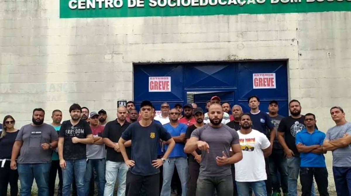 Servidores anunciam continuação da greve