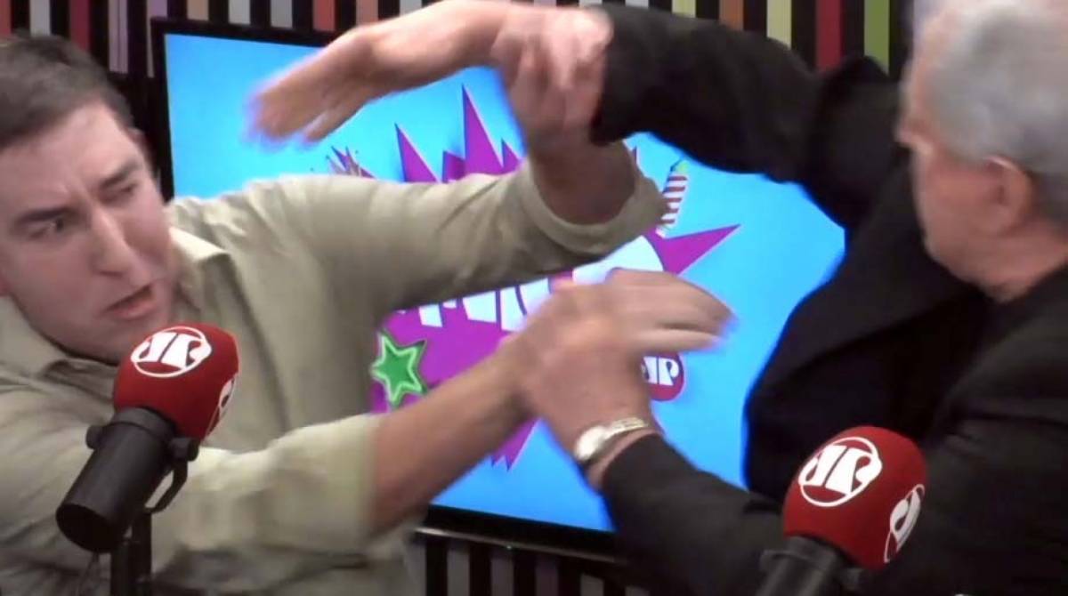 Jornalistas sa&iacute;ram no tapa durante o programa