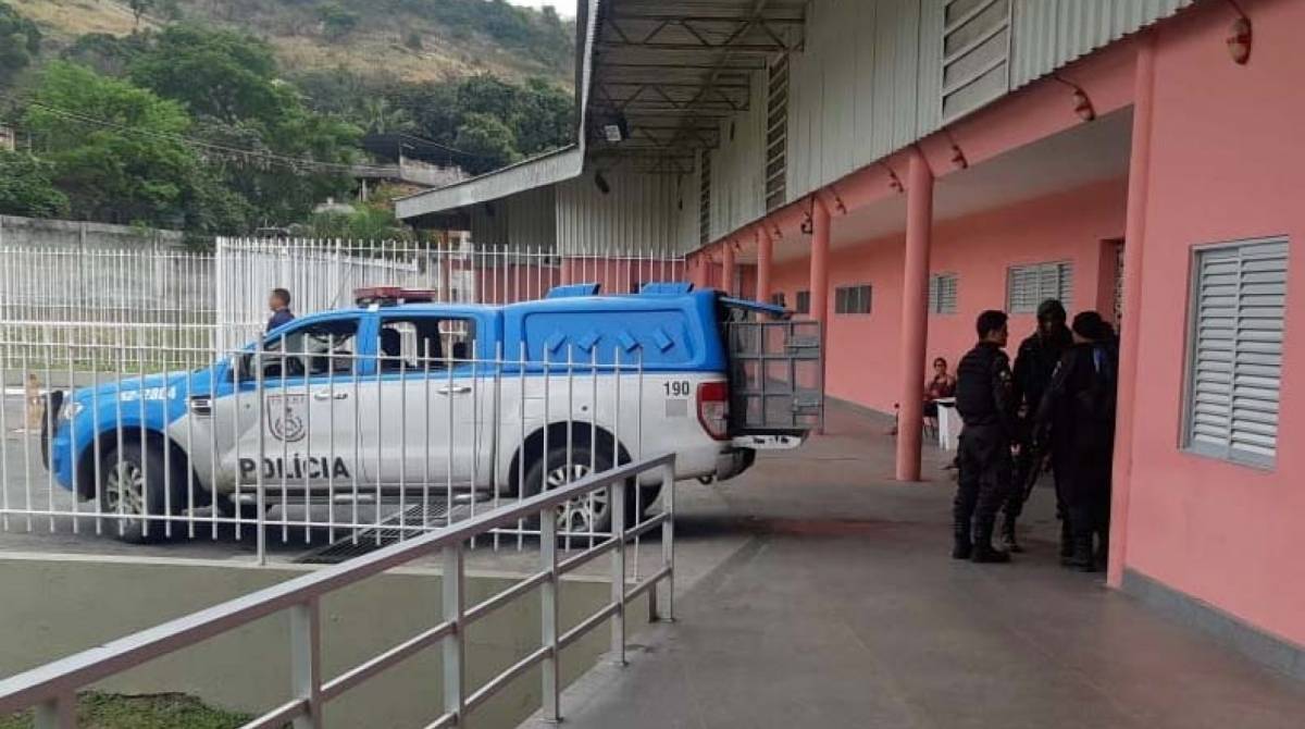 Policial foi transferido para o Hospital Alberto Torres - Reprodu&ccedil;&atilde;o / Internet