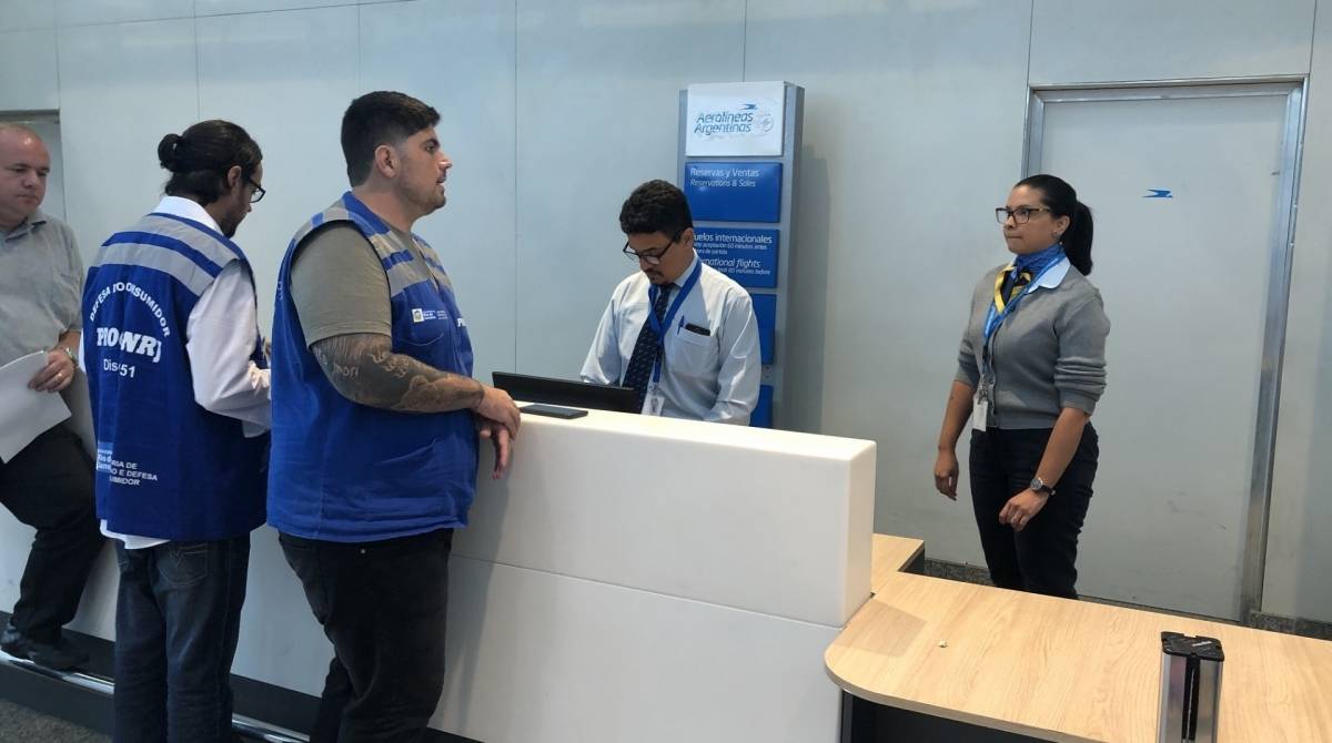 Procon vai ao Galeão por conta dos preços das passagens para Lima - Divulgação