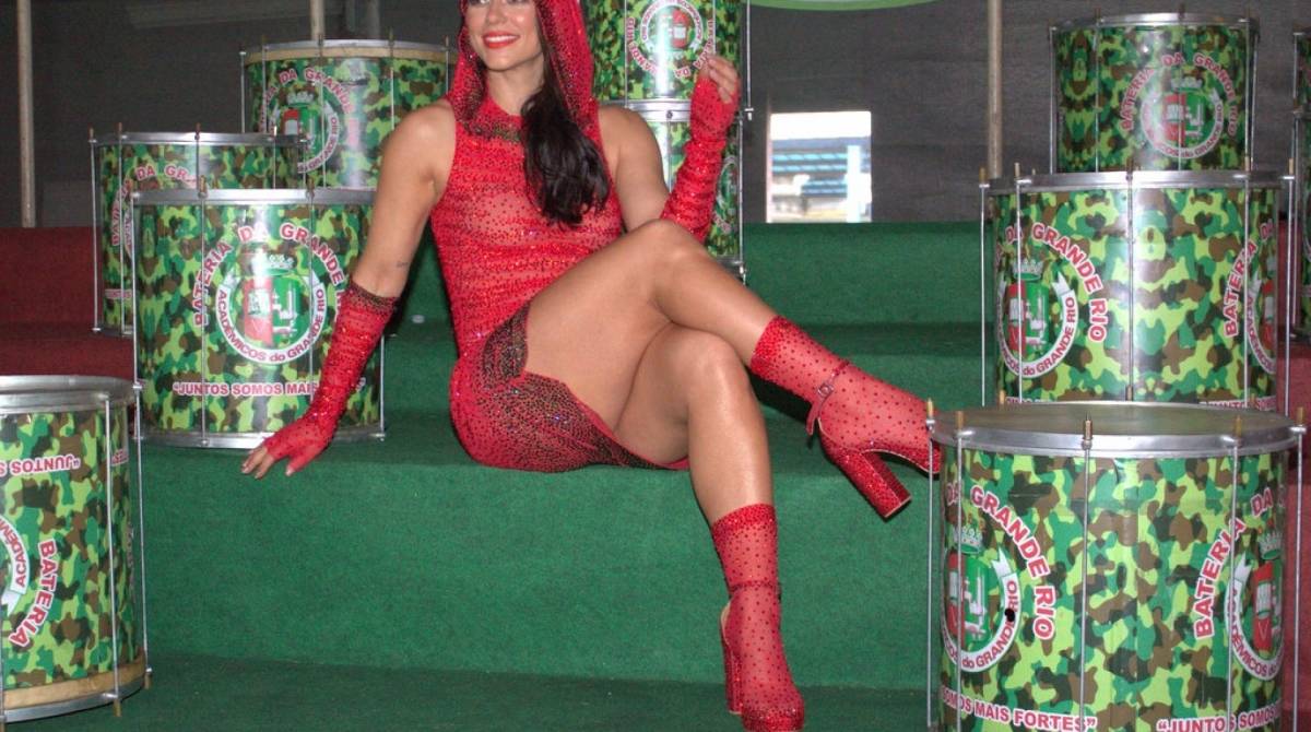 Paolla Oliveira participa de gravação de clipe da Grande Rio