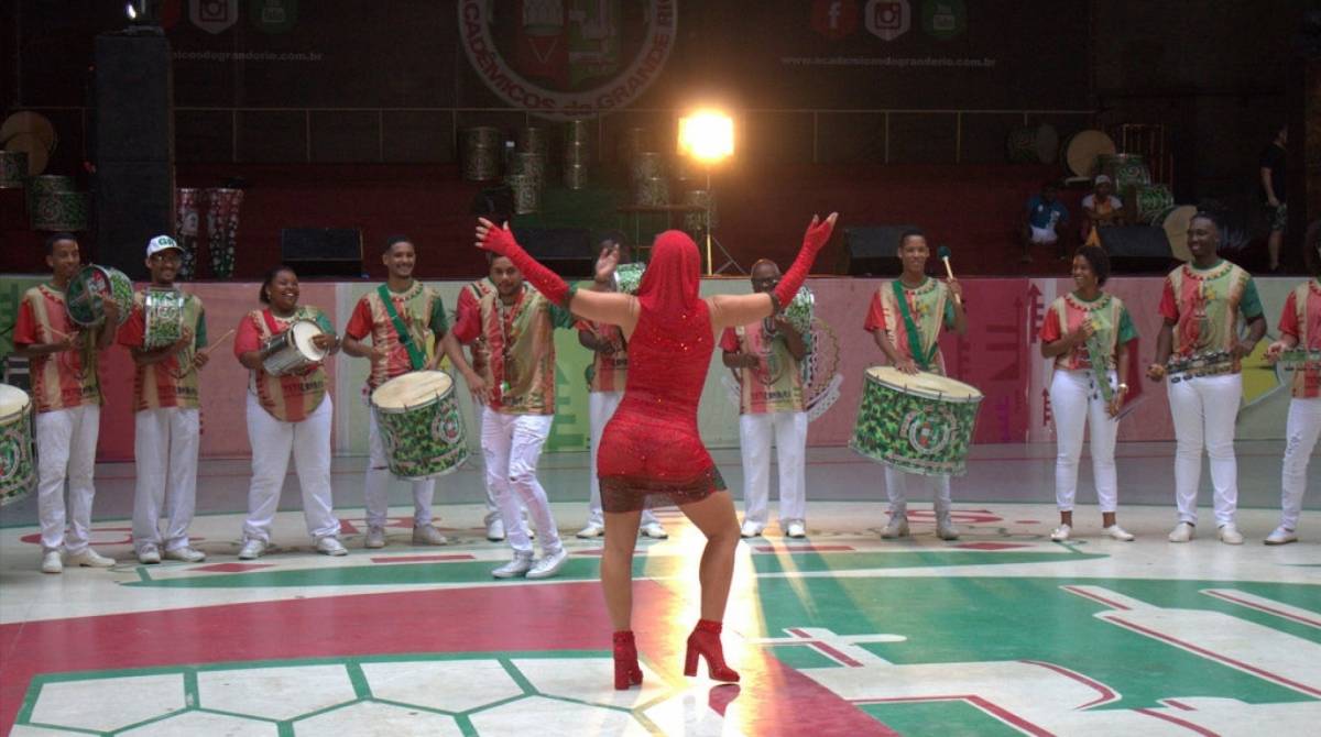 Paolla Oliveira participa de gravação de clipe da Grande Rio