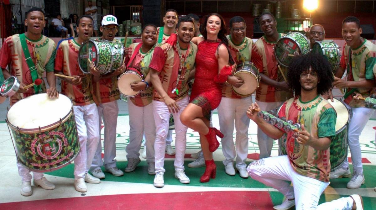 Paolla Oliveira participa de gravação de clipe da Grande Rio