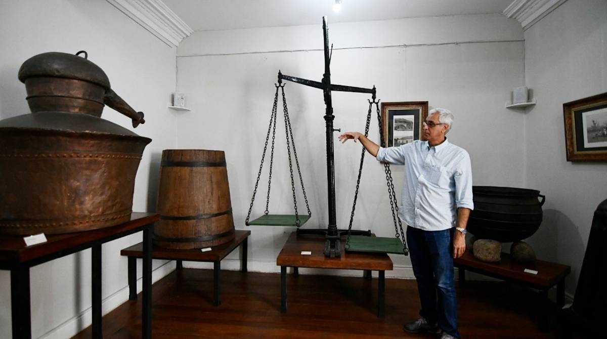 Secretário Marcus Monteiro explica o uso de peça 