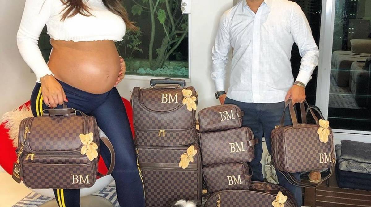 Andressa Ferreira e Thammy Miranda mostram a coleção de bolsas personalizadas do filho, Bento Miranda, que ainda nem nasceu