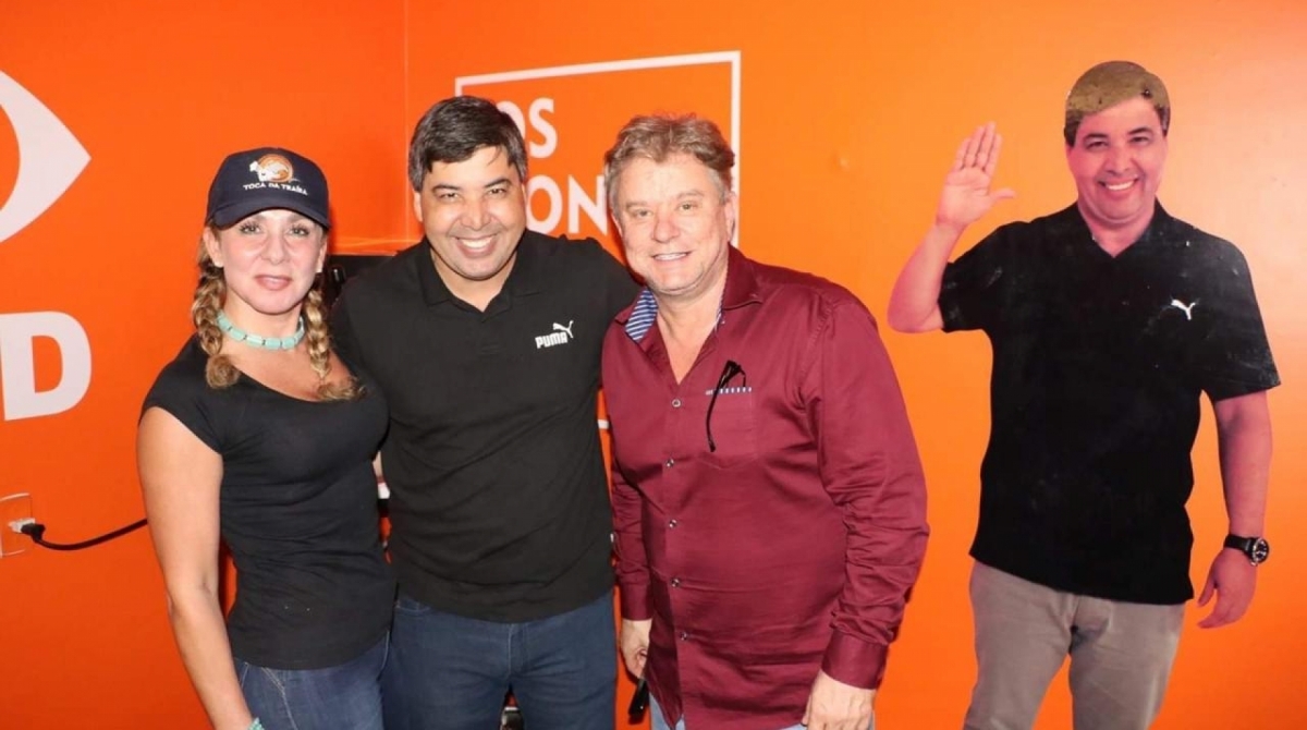 Marcos e Madelon Santanna posam com Edilson Silva - Ligia Pontes/Divulgação