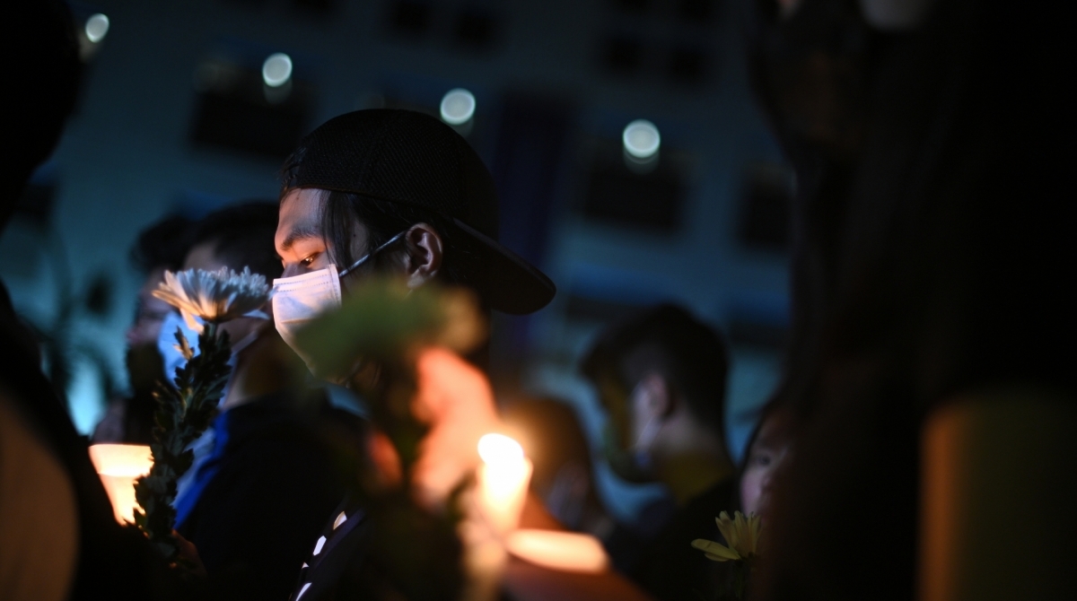 Jovens participam de uma vigília na Universidade de Ciência e Tecnologia de Hong Kong (HKUST) em homenagem ao estudante morto durante protestos      Caption