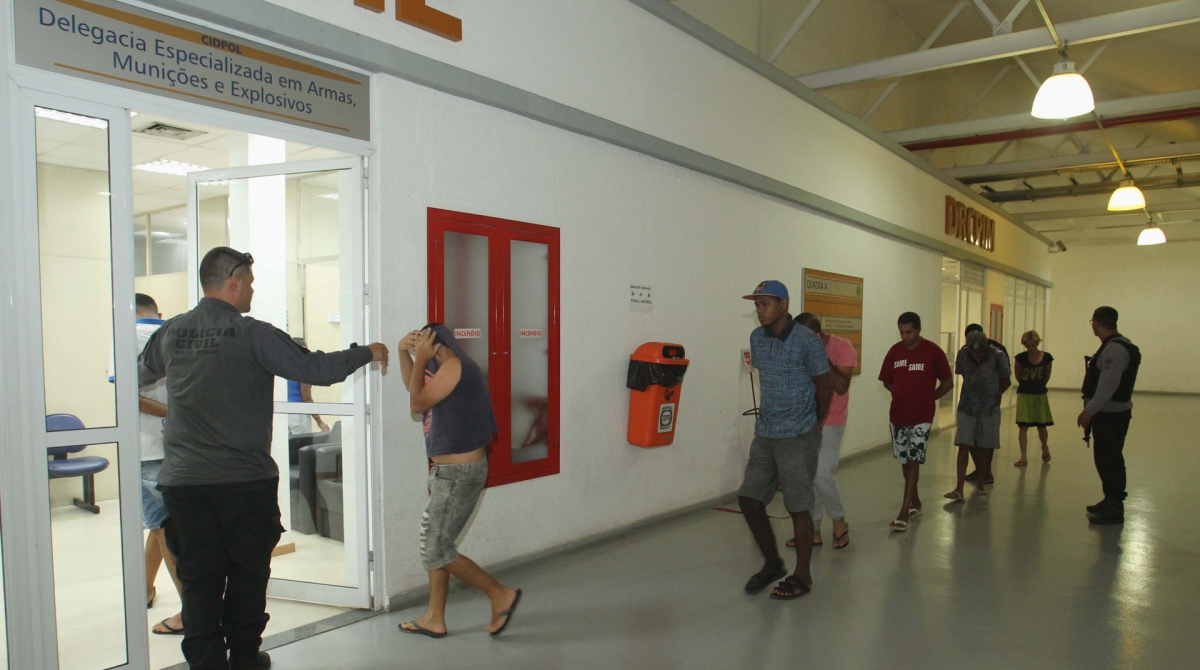 Alguns presos foram levados ontem para a Cidade da Polícia - Estefan Radovicz