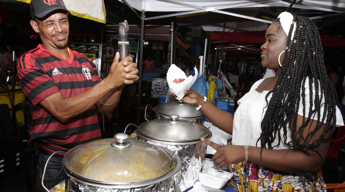 Rio,08/11/2019 -CENTRO- Especial,Acaraje Indigesto, Flamengo x Bahia .Na foto,Michelle Carvalho oferece acaraje para o flamenguista Gelson dos Santos .Foto: ClÃ©ber Mendes/AgÃªncia O Dia