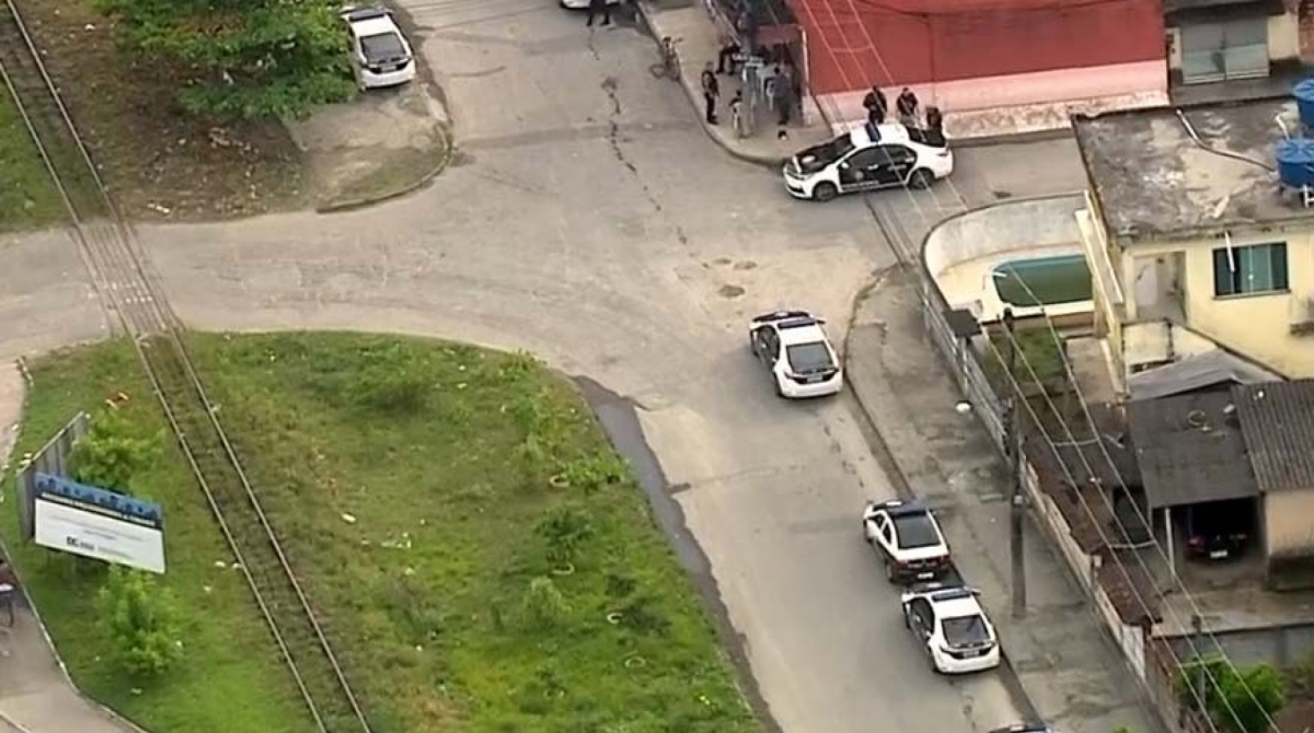 Policiais estão em três comunidades de Caxias